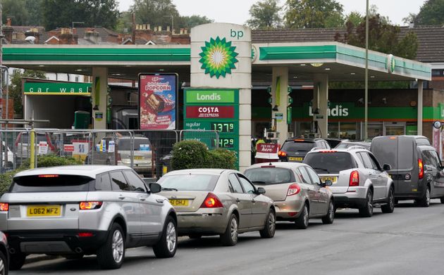 <strong>Vehicles queue up outside a BP petrol station in Alton, Hampshire.</strong>