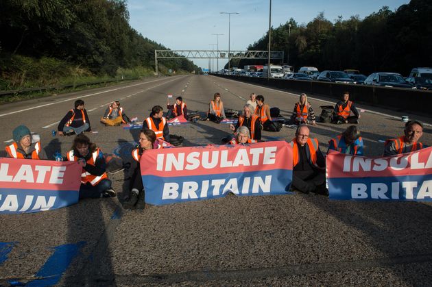 <strong>Protestors from Insulate Britain block the M25 motorway.</strong>