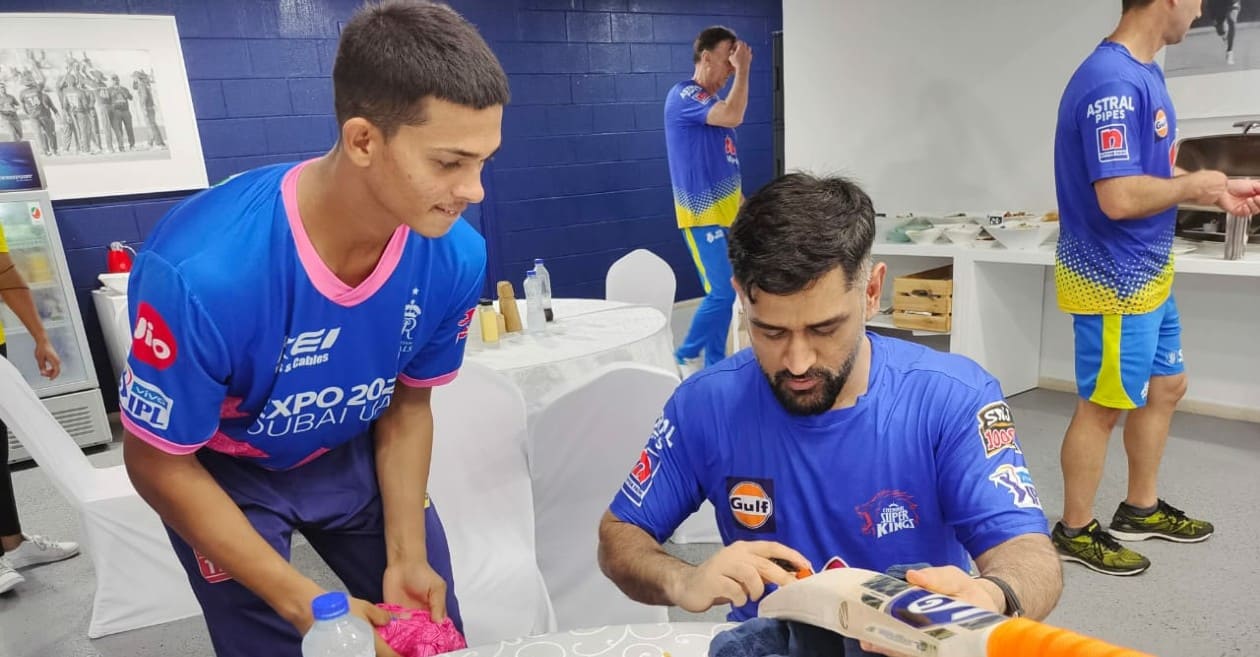 Yashasvi Jaiswal gets MS Dhoni's signature on his bat