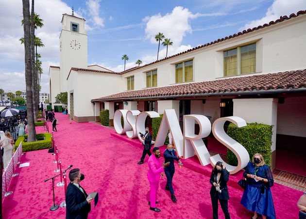 Stars make their way to this year's Oscars