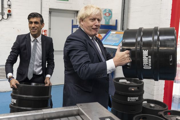 <strong>Boris Johnson and Rishi Sunak during a visit to Fourpure Brewery in Bermondsey, London, holding 30 litre kegs. The proposed new policy only applies to containers of 40 litres-plus.</strong>