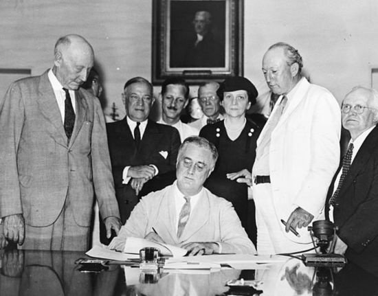 612px-Signing_Of_The_Social_Security_Act.jpg