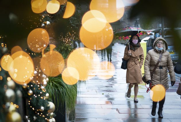 <strong>Christmas shoppers in Edinburgh city centre.</strong>