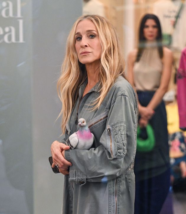 Sarah Jessica Parker’s outlandish, bird-shaped purse got many fans buzzing.