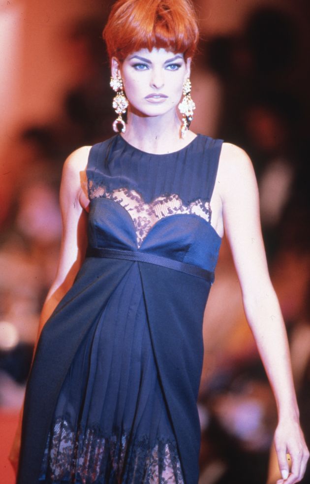 Linda Evangelista walks the runway at the Versace Haute Couture Fall/Winter 1991-1992 fashion show during the Paris Fashion Week in July, 1991 in Paris.